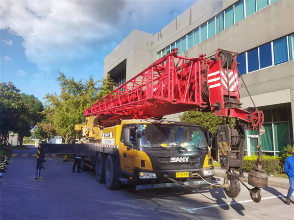 精密設備從一樓吊裝至5樓